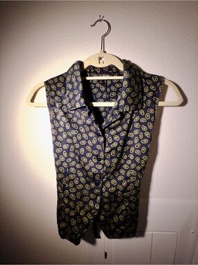 Vintage Tailored Sleeveless Navy Button-Up Shell with Yellow Paisley